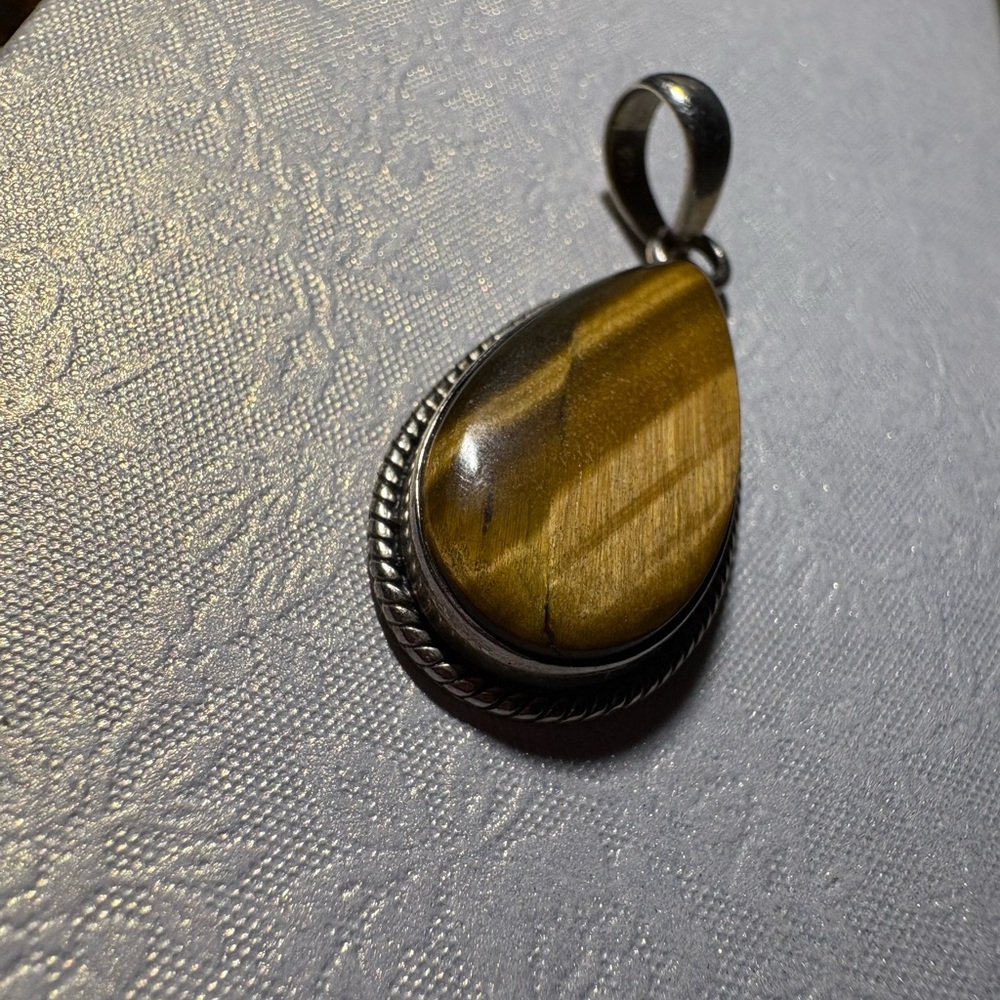 Elegant Tiger's Eye Pendant Necklace